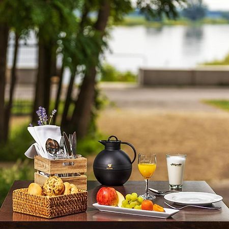 Weltrad Am Fluss Restaurant & Quartier Otel Schönebeck Dış mekan fotoğraf